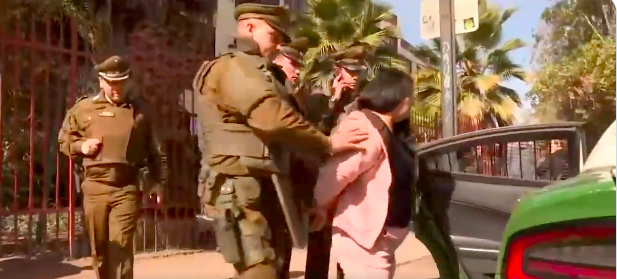 Mujer fue detenida cuando intentó arrebatar fusil de militar tras discusión en local de votación