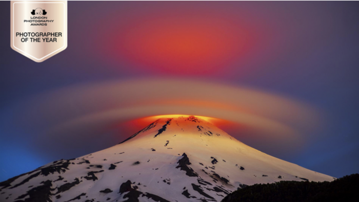 Chileno logra premio del “fotógrafo del año” en Londres por foto del volcán Villarrica