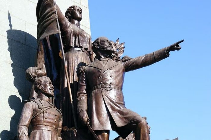 Desconocidos roban espada de Arturo Prat desde monumento “A los Héroes de Iquique” en Santiago