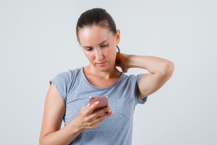 Cuello de texteo: la patología que provoca el excesivo uso de pantallas