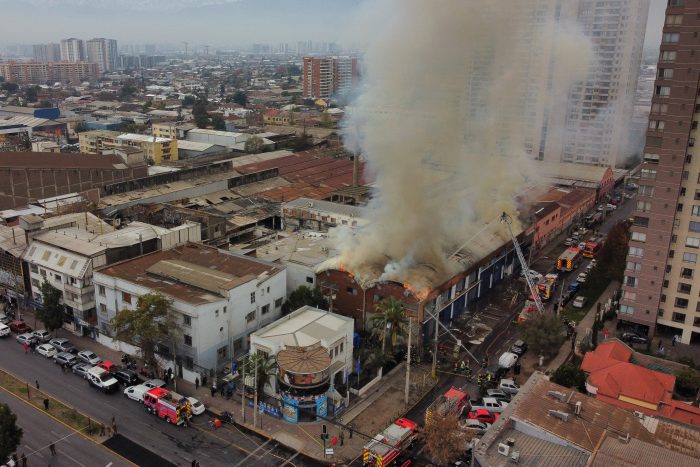 Gigantesco incendio destruyó cuartel de la PDI en San Miguel: hay dos lesionados