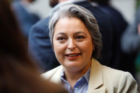Polémico despido de subsecretario Larraín deja a ministra Jeannette Jara con pies de barro