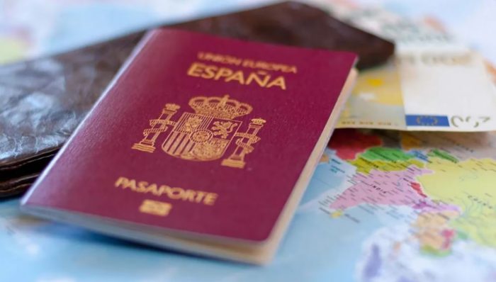 ¿Cuáles son los requisitos para tener pasaporte español sin residir en España?