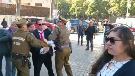 "Pastor Soto" fue retirado del frontis del Congreso por Carabineros tras agredir a diputadas