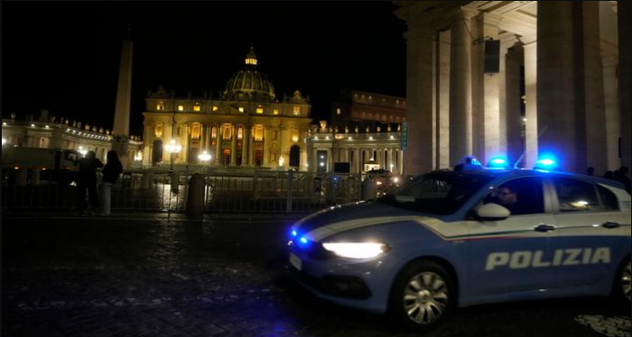 Un hombre irrumpe con un carro en el Vaticano y es detenido