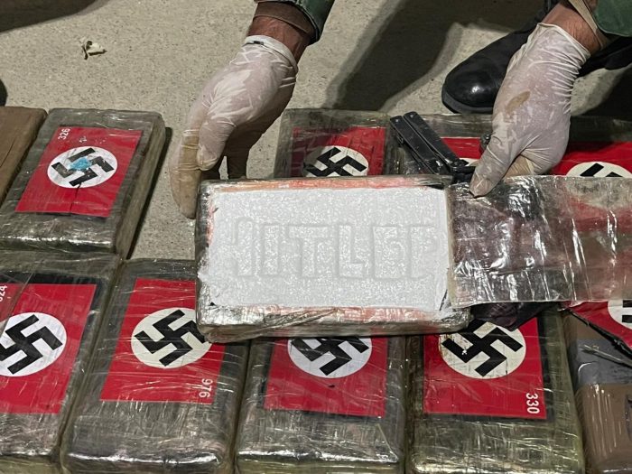 Nada sospechoso: incautan en Perú alijo de cocaína marcado con esvásticas y nombre de Hitler