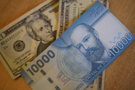 Dólar cierra la semana a la baja y alcanza su menor nivel en cuatro meses