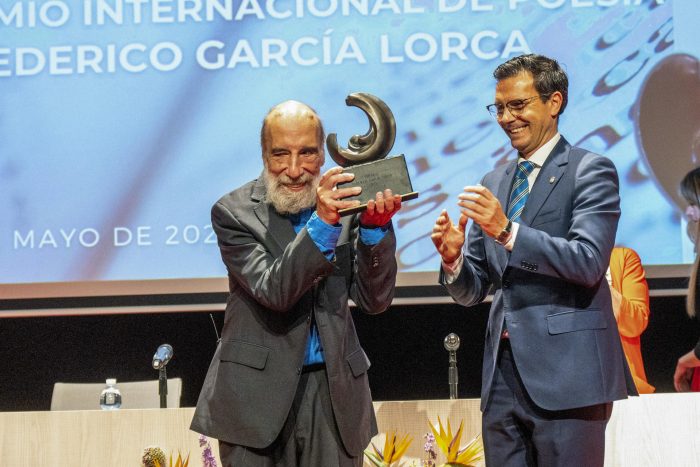 El poeta Raúl Zurita dedica el Premio Lorca a las víctimas de la Guerra Civil española