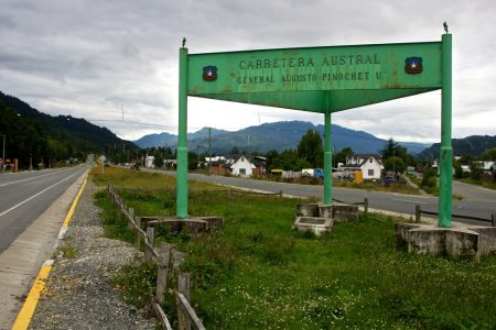 "Al visionario patriota": controvertido monumento a Pinochet divide a vecinos en Aysén