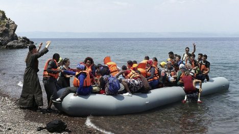 Tres muertos y 12 desaparecidos al naufragar un barco de refugiados en isla griega de Mykonos