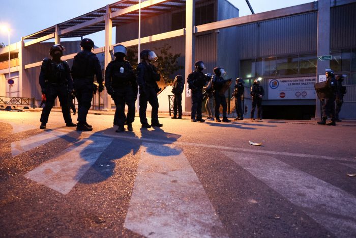 Crece la tensión en Francia: Sindicatos de policía llaman a combatir las “hordas salvajes”