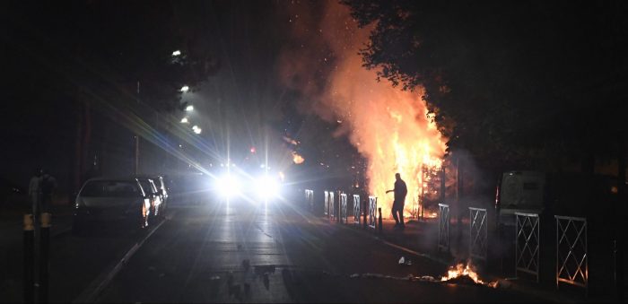 Por segundo día, disturbios vuelven a Francia un polvorín tras asesinato de joven por la policía