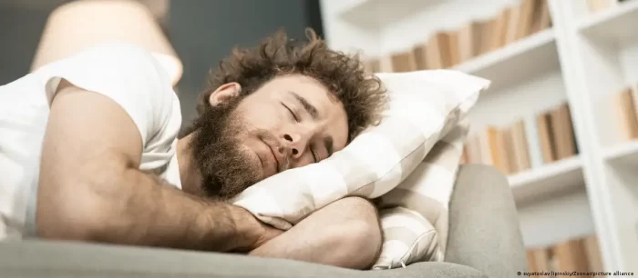 Personas que duermen siestas tienen el cerebro más grande