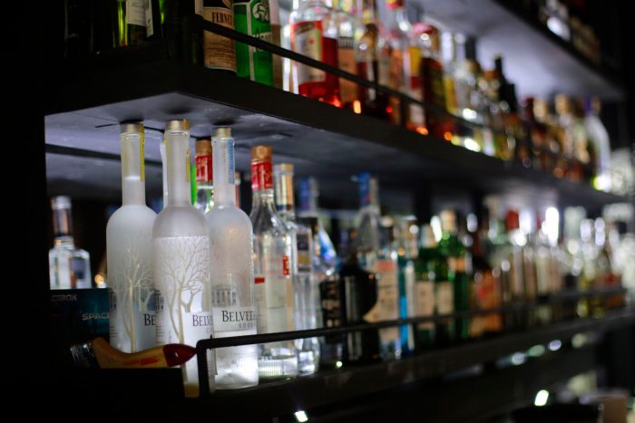 Avanza modificación a Ley de Alcoholes en el Congreso: buscan exigir cédula sólo ante duda razonable