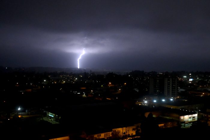Emiten alerta meteorológica por tormentas eléctricas en 12 regiones del país
