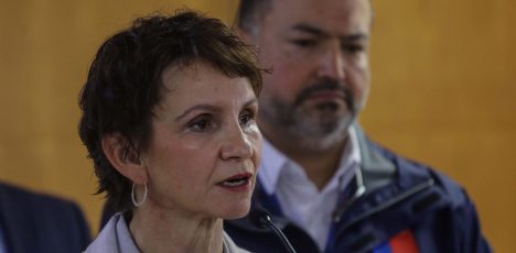 Ministra Tohá califica como "terrorista" ataque incendiario a colegio en Victoria