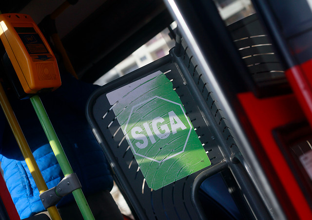 Muestran los problemas de acceso para adultos mayores con torniquetes de buses RED