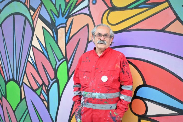 Recordando a sus abuelos inquilinos, “Mono” González inaugura mural en Universidad de O’Higgins