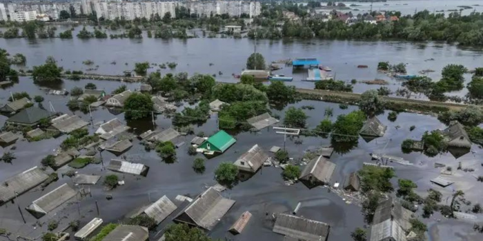 Ucrania acusa a Rusia de enterrar en fosa a muertos de inundaciones en Jersón