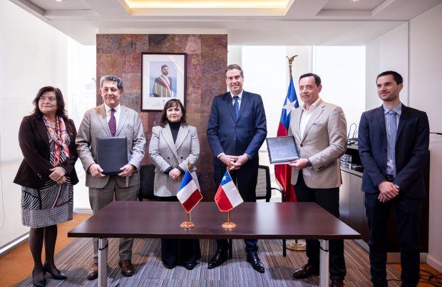 Chile y Francia acuerdan impulsar investigaciones sobre la explotación de cobre y litio