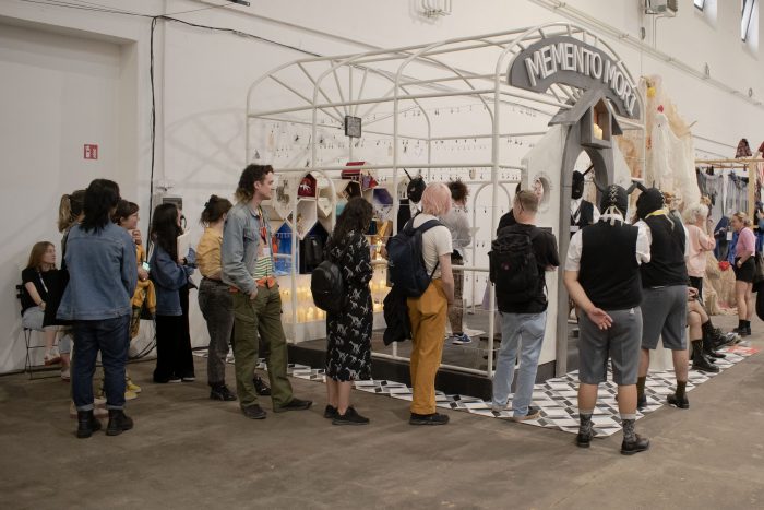 Artistas chilenos matan “simbólicamente” a Premio Nacional en Cuadrienal de Diseño de Praga