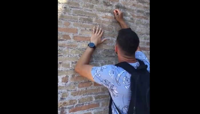 Turista rayó su nombre y el de su novia en los muros del Coliseo de Roma: arriesga cuantiosa multa