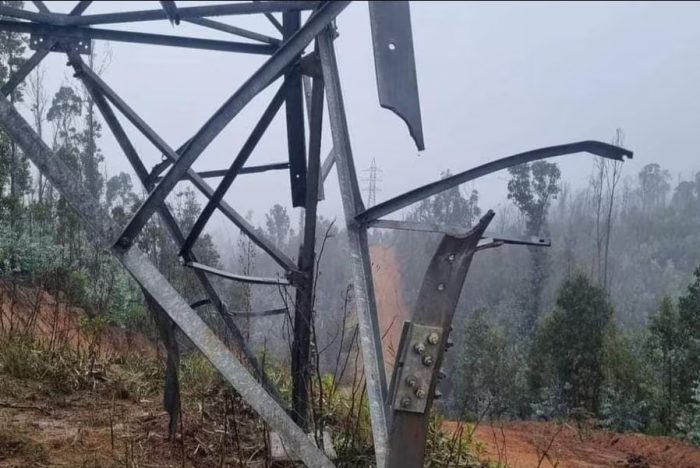 Gobierno informa que torre de alta tensión que cayó en Arauco fue derribada con explosivos
