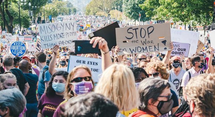 Miles de estadounidenses protestan ante el retroceso de los derechos reproductivos