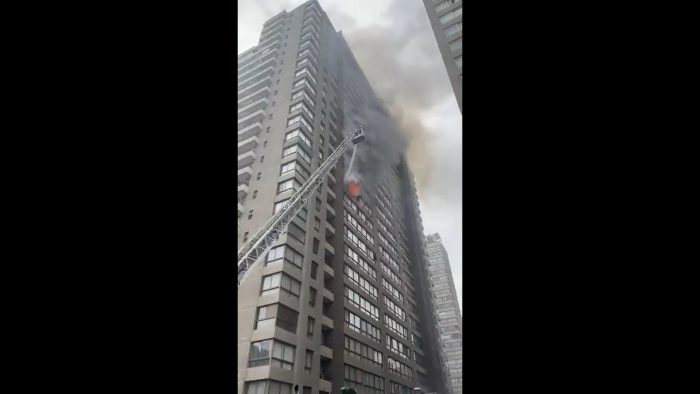 Incendio afecta a edificio en Santiago Centro: hay desvíos de tránsito