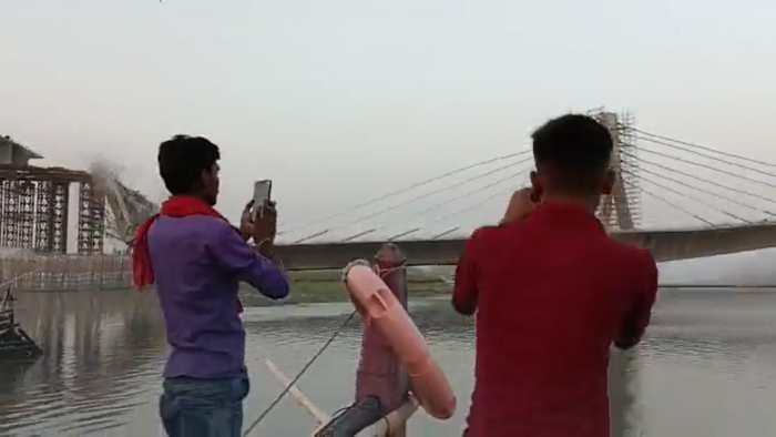 Puente en construcción cae sobre un río en India