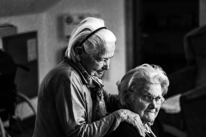 Mujeres mayores: “Un lugar seguro, escucha y mano amiga”