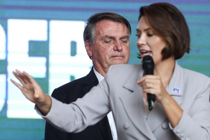 Bolsonaro piensa en la candidatura de su esposa en 2026 mientras su futuro político se evapora