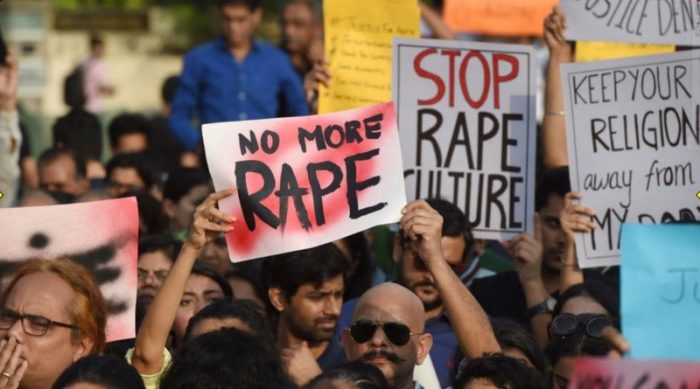 Indagación en la India luego de que dos mujeres fueran exhibidas desnudas por una turba de hombres