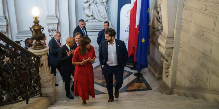 Alcaldesa de París recuerda a artistas chilenos que fueron recibidos en la capital francesa