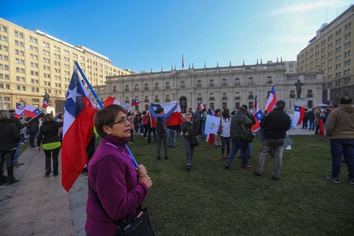 Grupos de ultraderecha se manifiestan fuera de La Moneda