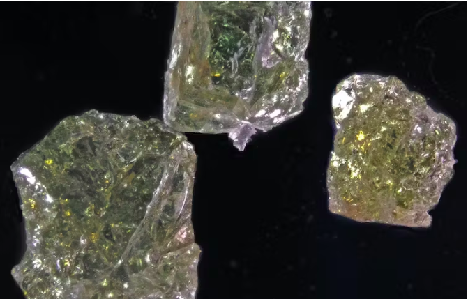 Trinitita: la extraña gema creada por la primera explosión nuclear de la historia