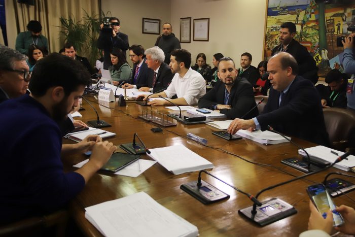 Impasse en Comisión de Trabajo entre Juan Santana (PS) y ministra Jara entrampa Reforma Previsional