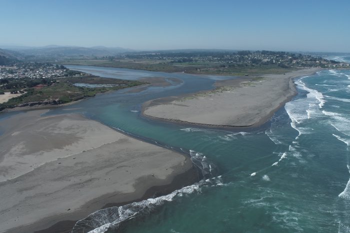 Cierre de desembocaduras de ríos: el colapso de los ecosistemas costeros en Chile