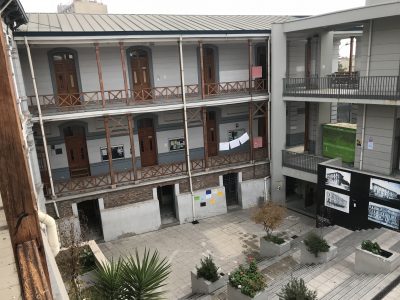 Liceo de Aplicación: overoles blancos se enfrentan a Carabineros y lanzan molotov