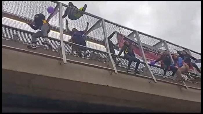 Tránsito cortado en Peñalolén: manifestantes se cuelgan en una pasarela para exigir viviendas