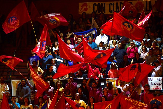 Con un pie en la calle y otro en La Moneda: Partido Comunista retoma la “doctrina Teillier”