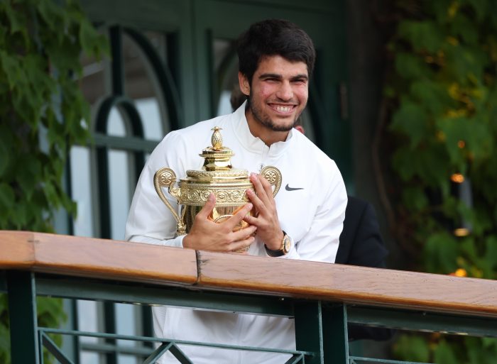 Alcaraz somete a Djokovic y triunfa en Wimbledon
