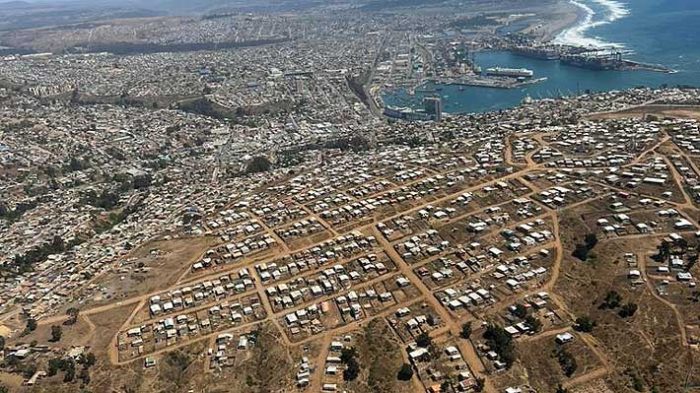 Corte de Valparaíso ordena desalojo de gran toma en San Antonio: ocupantes quedan sin resguardo