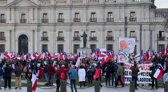 Con escasa convocatoria terminó protesta de ultraderecha en el frontis de La Moneda