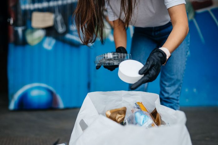 Mascarillas recicladas se convierten en bandejas para los patios de comida