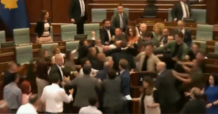 Diputados pelean a golpes y botellazos en el Parlamento de Kosovo: uno lanzó agua al primer ministro
