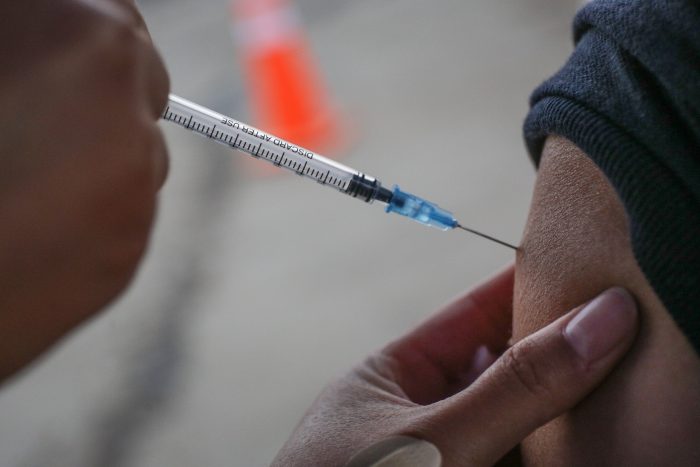 Epidemiólogos recomiendan vacuna de refuerzo  ante nuevo brote de Covid-19
