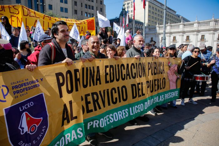 Colegio De Profesores Se Manifiestan En La Moneda En El Primer Día De