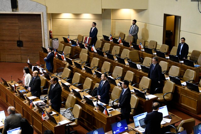 Cámara hace minuto de silencio por muerte de Teillier: parlamentarios opositores se retiraron