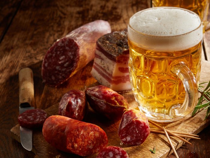 Oktoberfest: Guía para maridar cerveza con cortes de carne ahumados